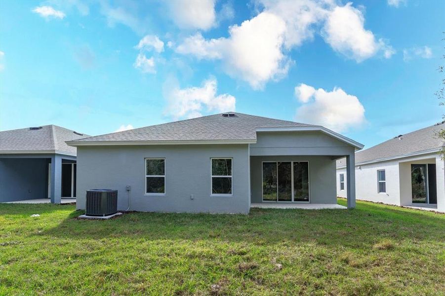Exterior details and patio area of a home in Willowbrook North, Winter Haven (Image 4).