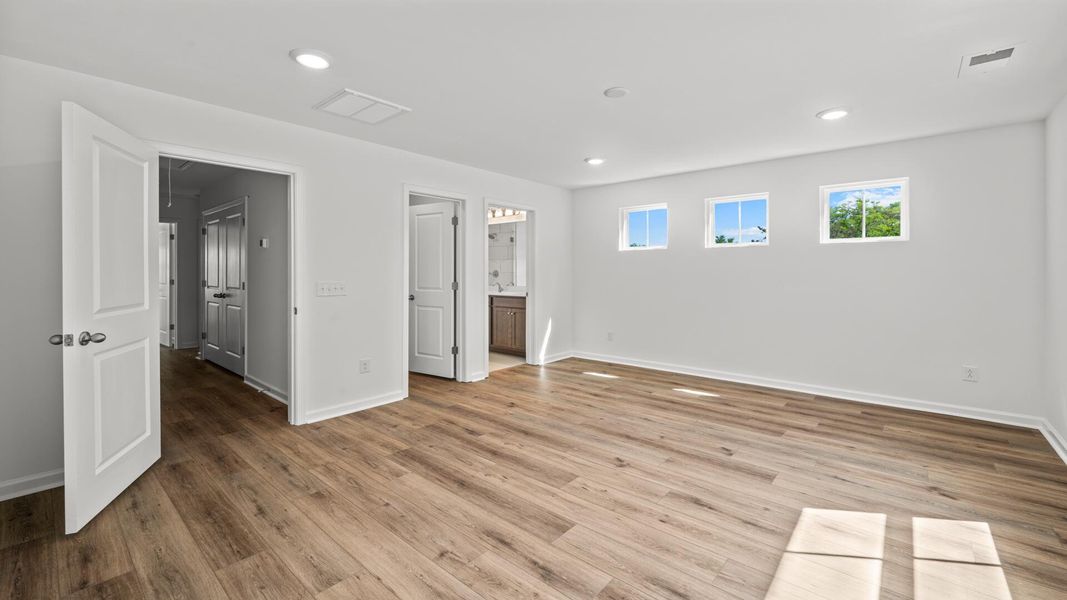 Spacious, unfurnished interior of a new home in , North Charleston (Image 7).