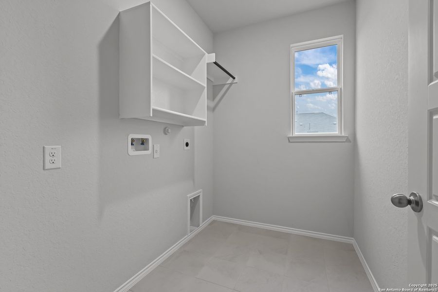 Spacious, unfurnished interior of a new home in Sunflower Ridge, New Braunfels (Image 33).