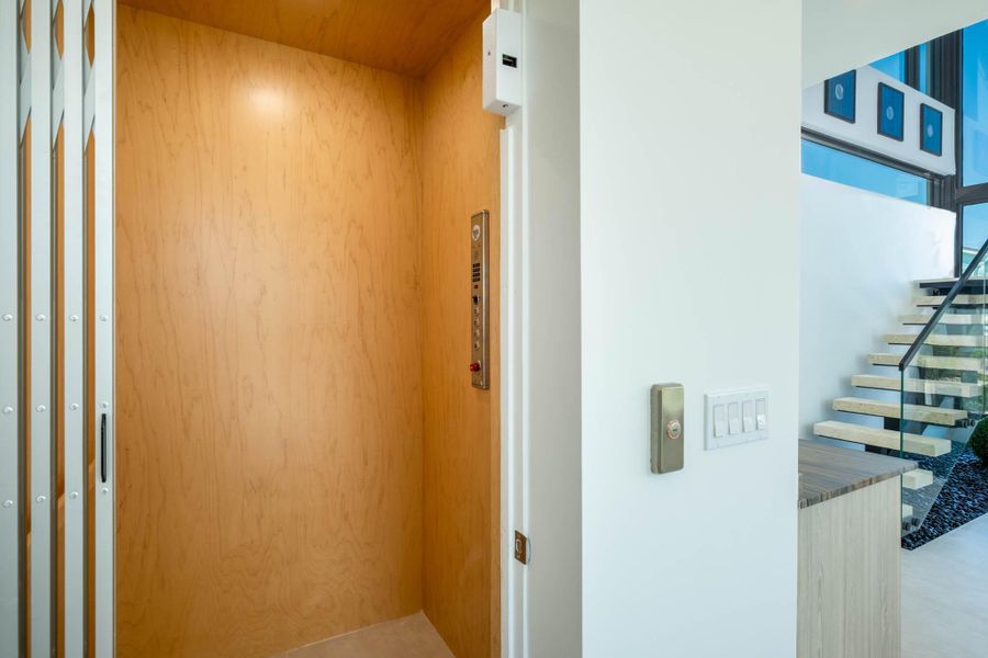 Spacious, unfurnished interior of a new home in , Key Largo (Image 20).