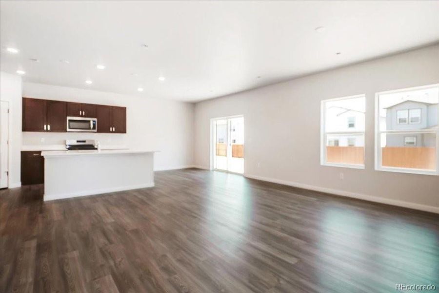 Spacious, unfurnished interior of a new home in Coyote Creek, Fort Lupton (Image 11).