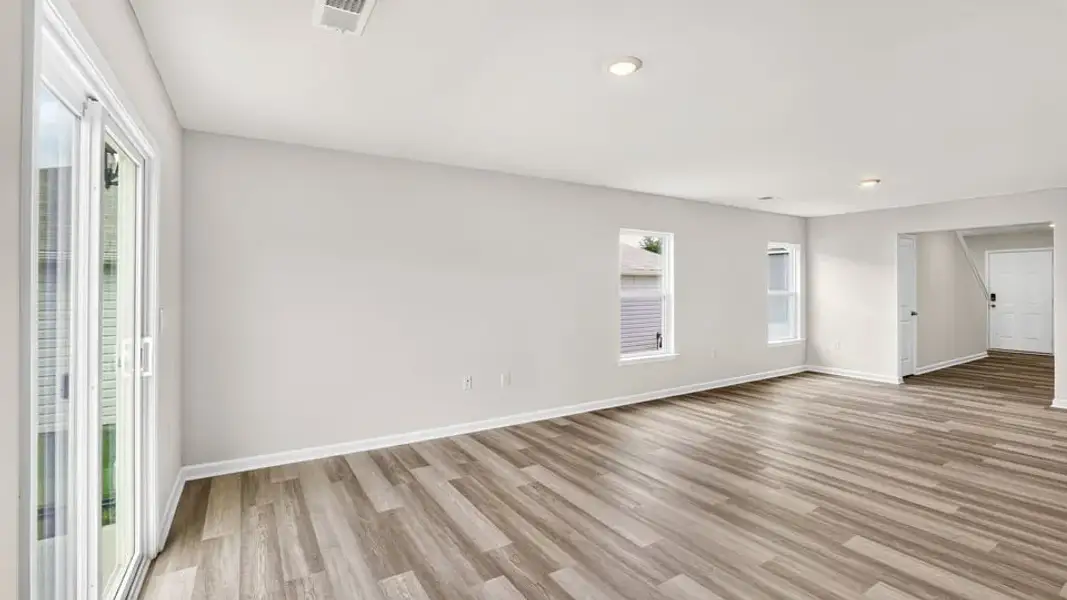 Spacious, unfurnished interior of a new home in Trailside Run, Spartanburg (Image 24).