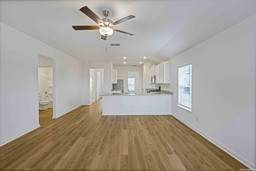 Spacious, unfurnished interior of a new home in , San Antonio (Image 10).