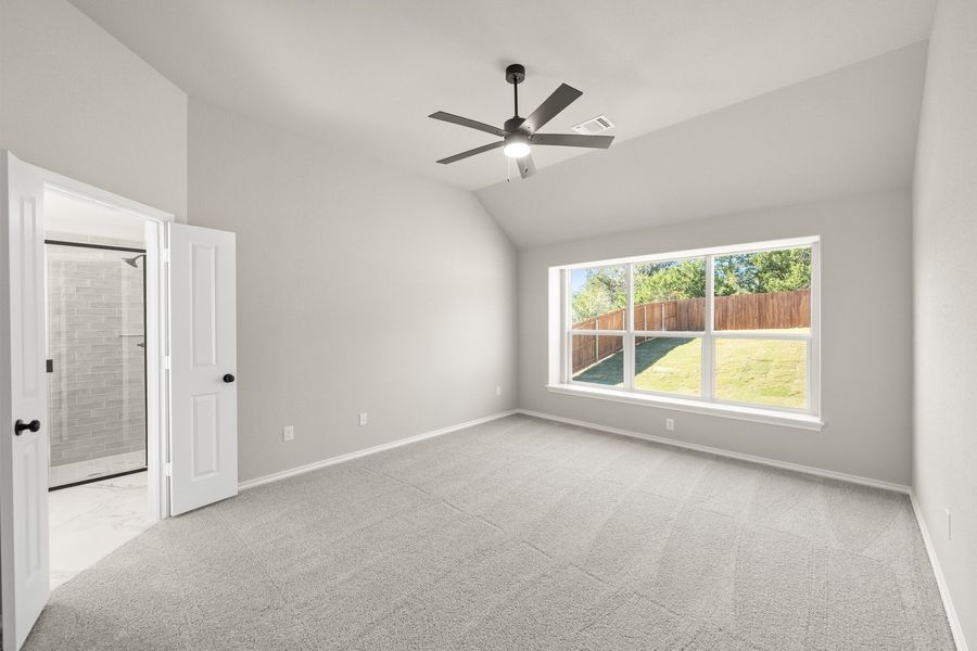 Spacious, unfurnished interior of a new home in Waterford Park, Weatherford (Image 18).