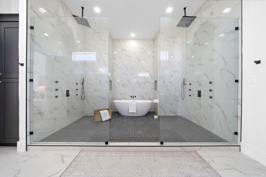 The Double Shower and Tub welcome you as you return from your beach outing. The Double Shower and Tub welcome you as you return from your beach outing.