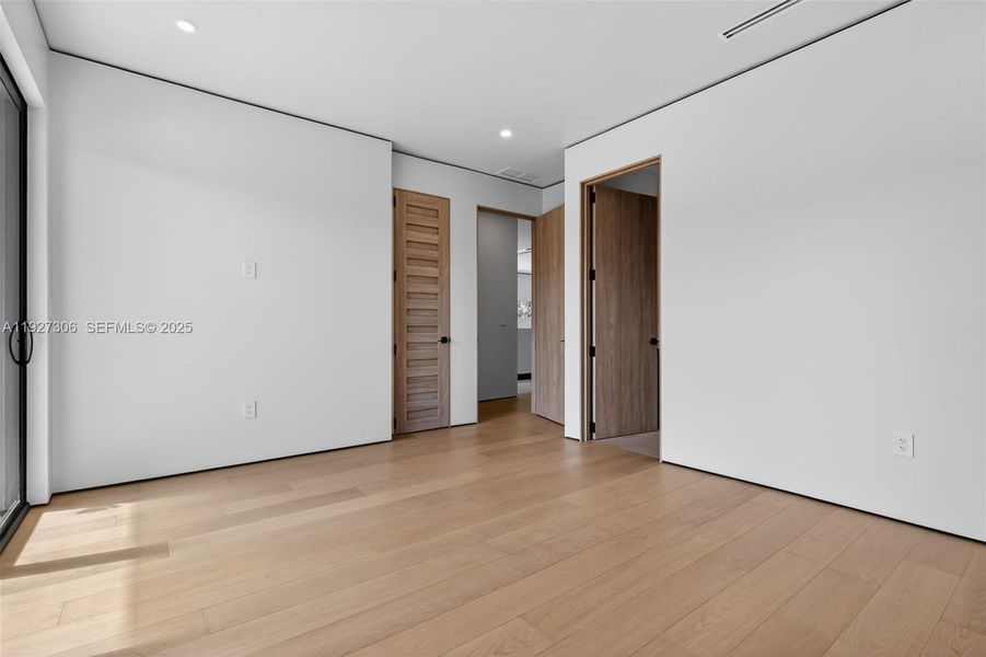 Spacious, unfurnished interior of a new home in , Biscayne Park (Image 25).