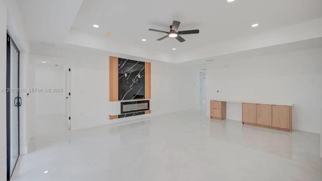 Spacious, unfurnished interior of a new home in , Lehigh Acres (Image 11).