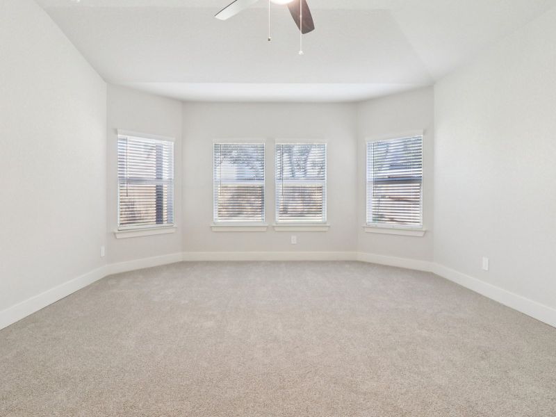 Spacious, unfurnished interior of a new home in Lark Canyon, New Braunfels (Image 17).