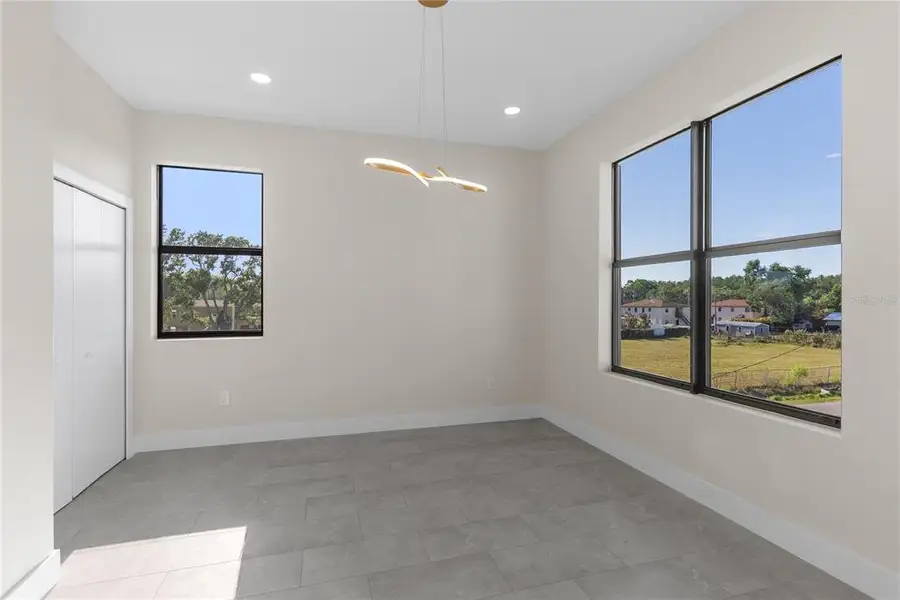 Spacious, unfurnished interior of a new home in , Tampa (Image 24).