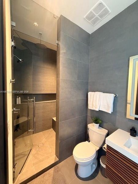 Furnished interior view inside a new home in , Pinecrest (Image 17).