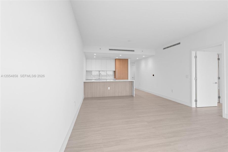 Spacious, unfurnished interior of a new home in One Park Tower, Miami (Image 43).