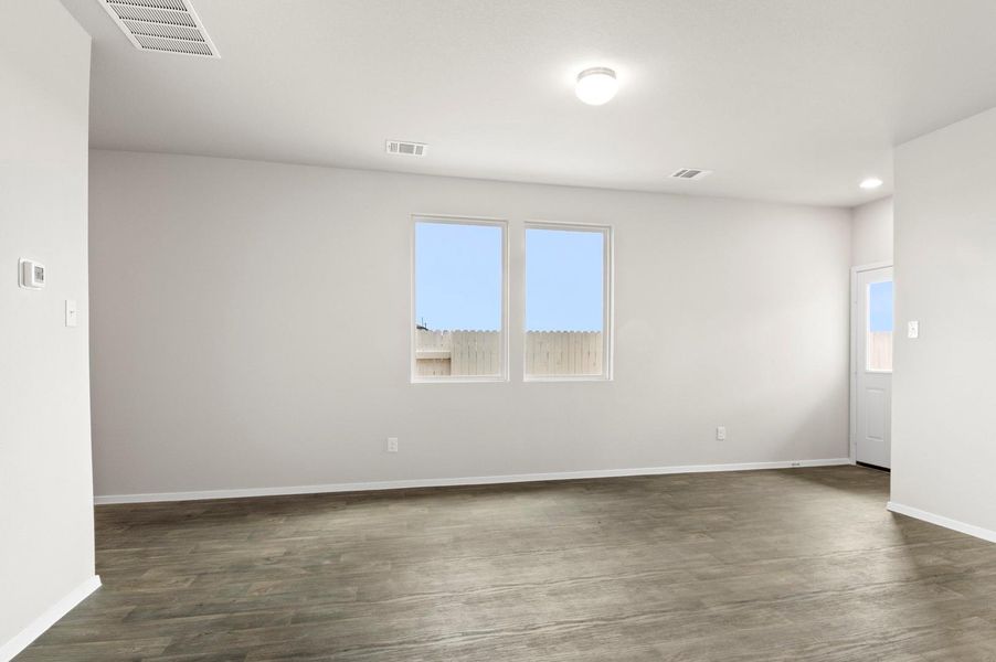 Spacious, unfurnished interior of a new home in Casetta Ranch, Kyle (Image 27).