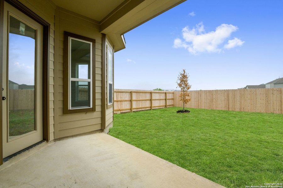 Exterior details and patio area of a home in Comanche Ridge, San Antonio (Image 18).