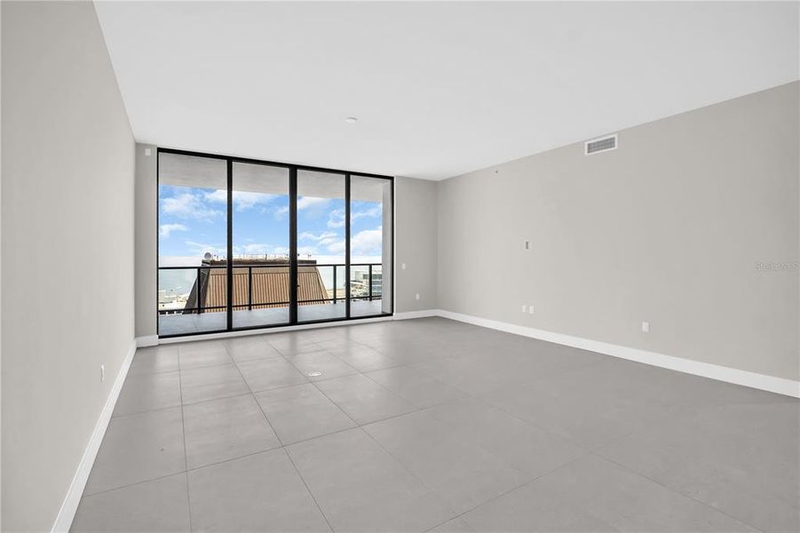 Spacious, unfurnished interior of a new home in , St. Petersburg (Image 24).