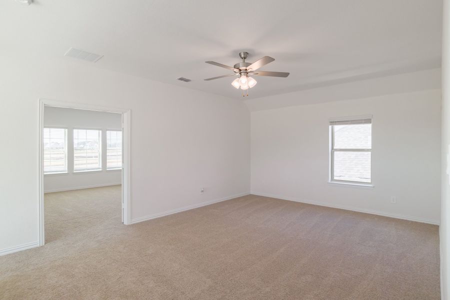 Spacious, unfurnished interior of a new home in Saratoga, Aubrey (Image 21).