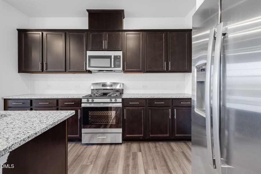 SUN_Everlee_Pic_CarsonII_QMI_237_Kitchen