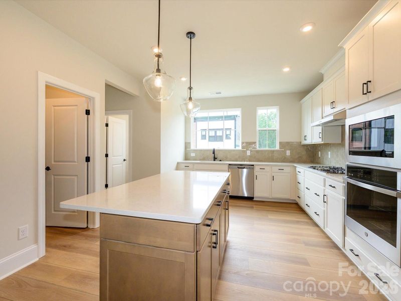 Contrasting Cabinet Colors.