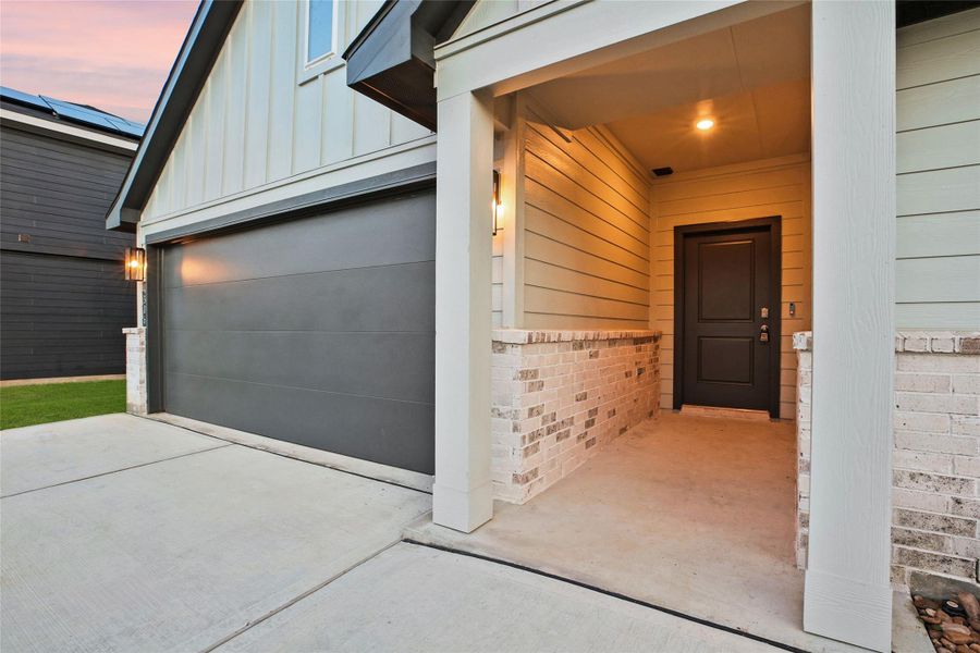 Exterior details and patio area of a home in Silverthorne, Conroe (Image 26).