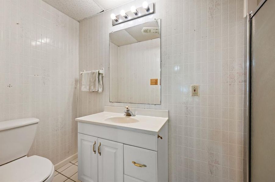 Furnished interior view inside a new home in , Weatherford (Image 9).