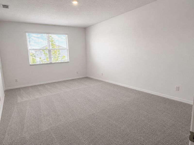 Spacious, unfurnished interior of a new home in Cypress Bluff, Groveland (Image 6).