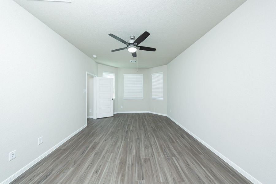 Spacious, unfurnished interior of a new home in Mackenzie Creek, Conroe (Image 18).