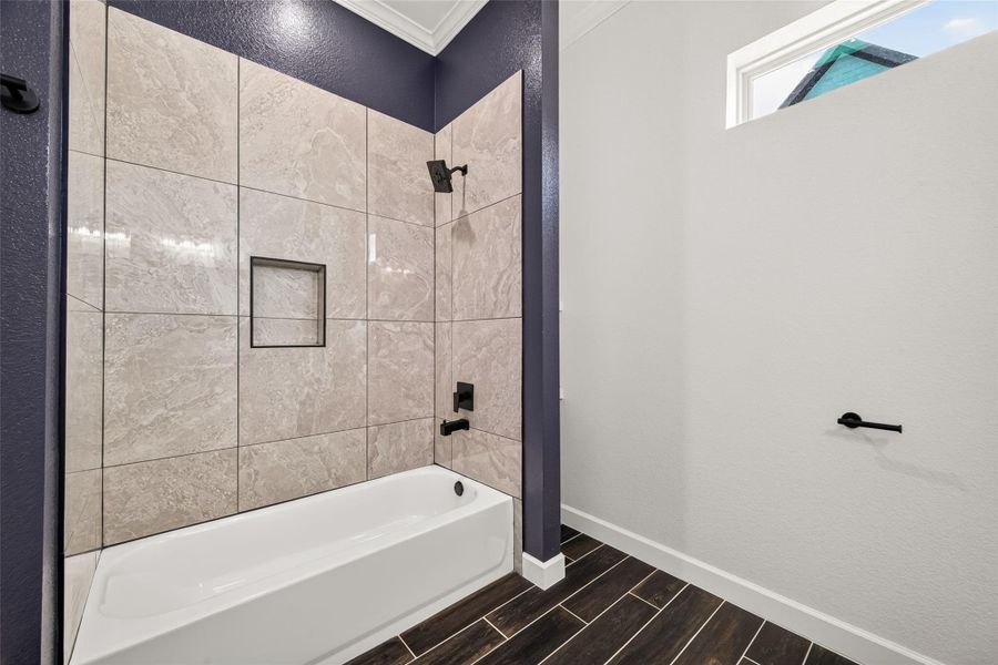 Bright secondary bathroom with modern finishes and clean design.