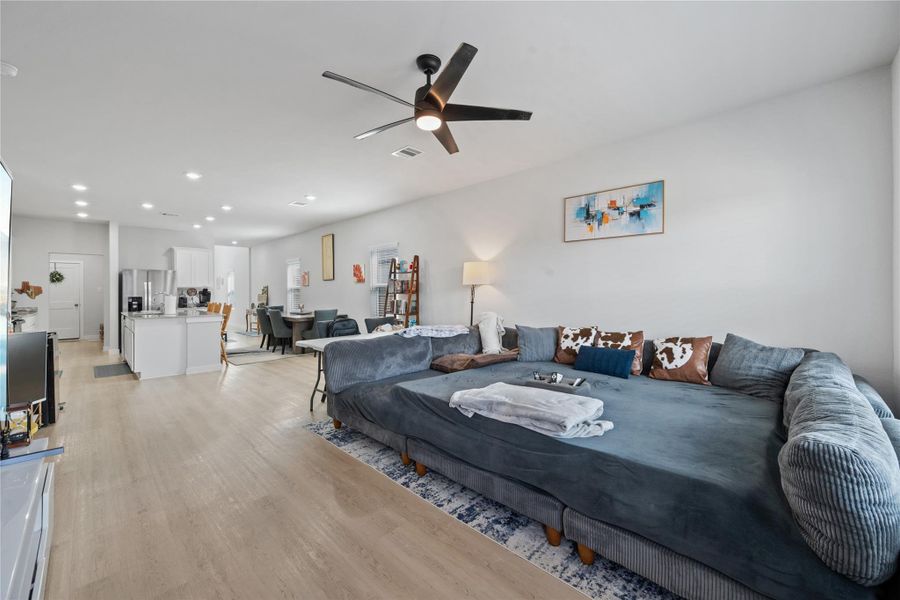 Furnished interior view inside a new home in Sherwood Glen, Conroe (Image 7).
