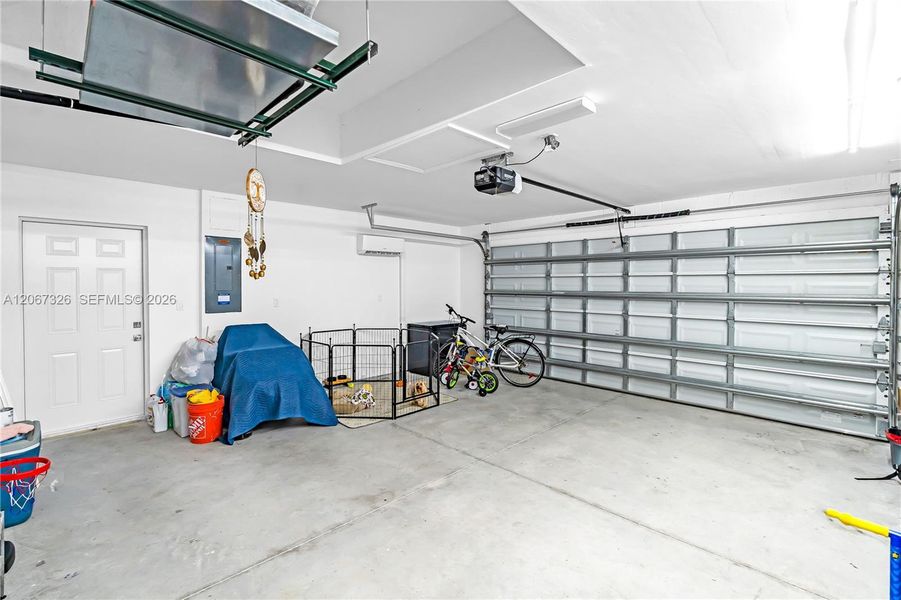 Spacious, unfurnished interior of a new home in , Cape Coral (Image 20).