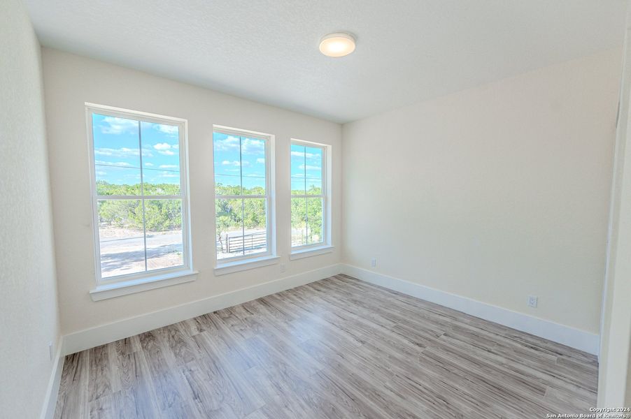 Spacious, unfurnished interior of a new home in , Bandera (Image 12).