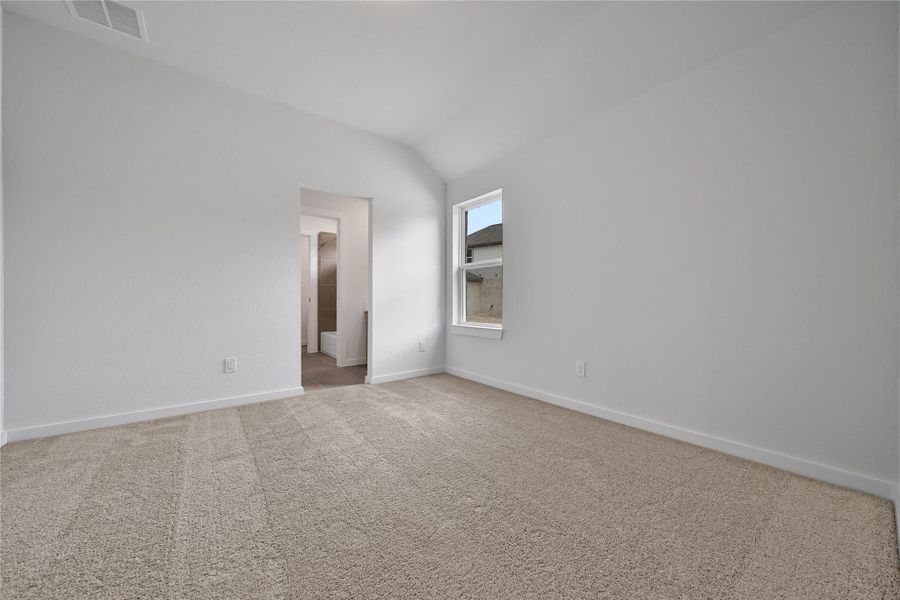 Spacious, unfurnished interior of a new home in Roman Forest, New Caney (Image 17).