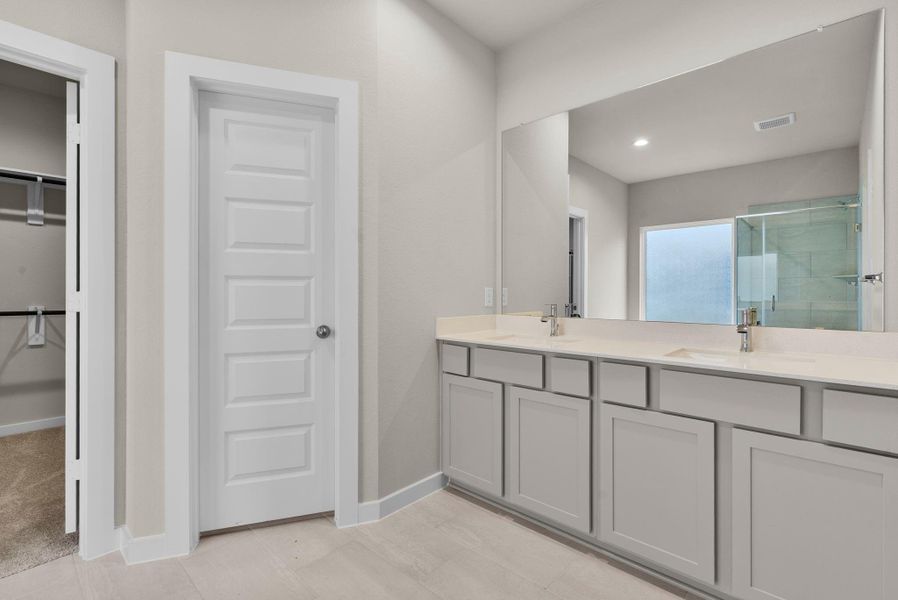 Furnished interior view inside a new home in Huntington Place, Rosharon (Image 9).