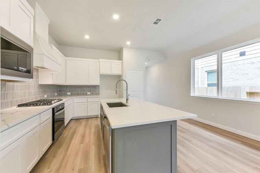 Furnished interior view inside a new home in Evergreen 40', Conroe (Image 10).
