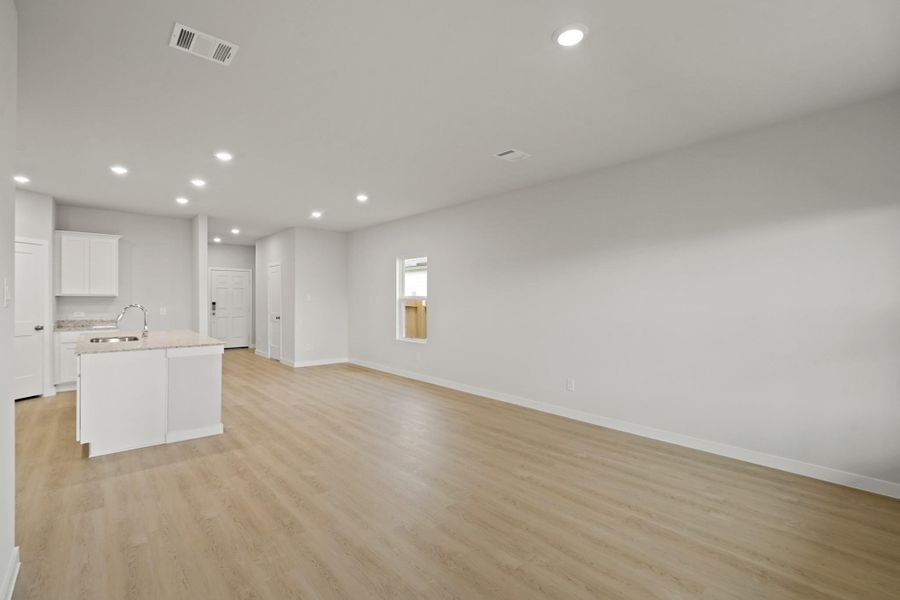 Spacious, unfurnished interior of a new home in Sherwood Glen, Conroe (Image 17).