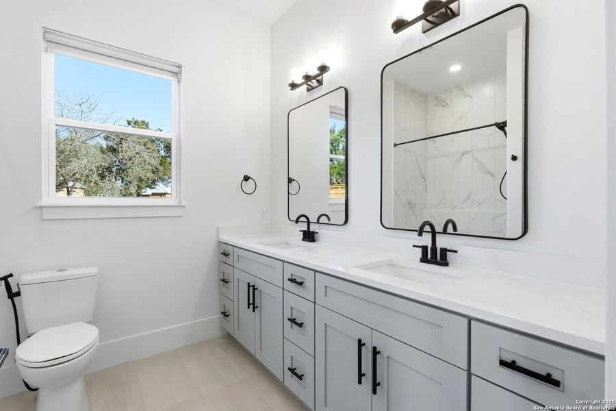 Furnished interior view inside a new home in , Bandera (Image 6).