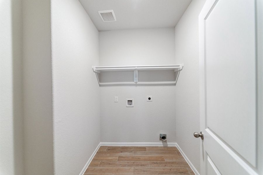 Spacious, unfurnished interior of a new home in Lago Mar, Texas City (Image 18).