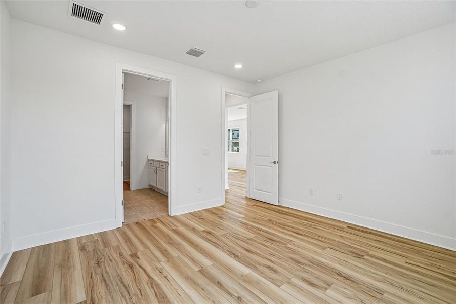 Spacious, unfurnished interior of a new home in Lagoon Residences at Epperson, Wesley Chapel (Image 36).