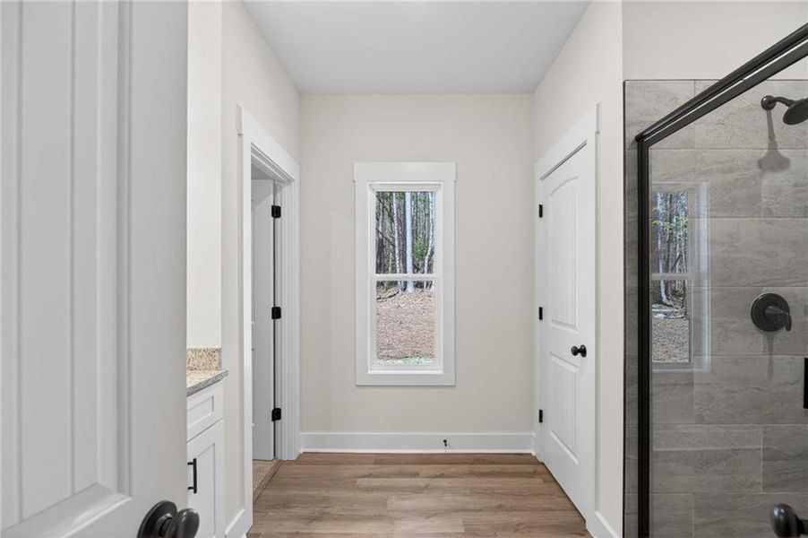 Spacious, unfurnished interior of a new home in , Silver Creek (Image 31).