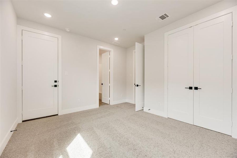 Spacious, unfurnished interior of a new home in Collin Creek, Plano (Image 15).