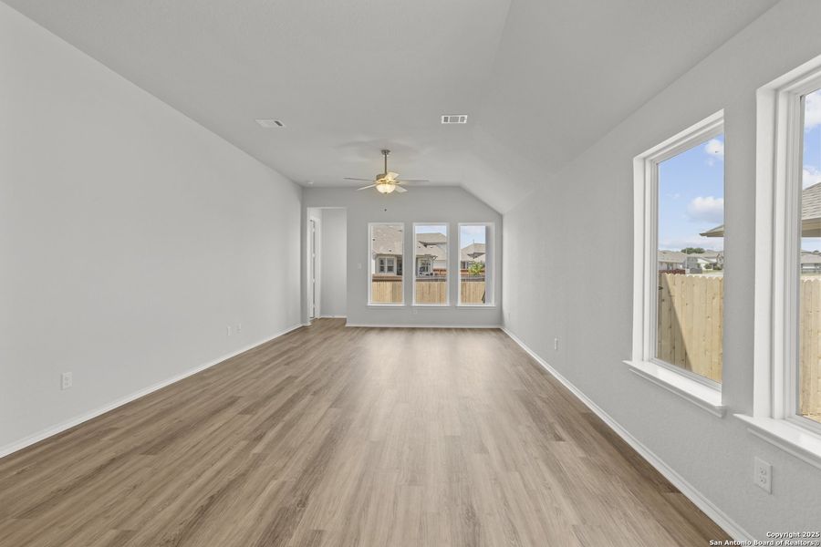 Spacious, unfurnished interior of a new home in Rhine Valley, Schertz (Image 24).