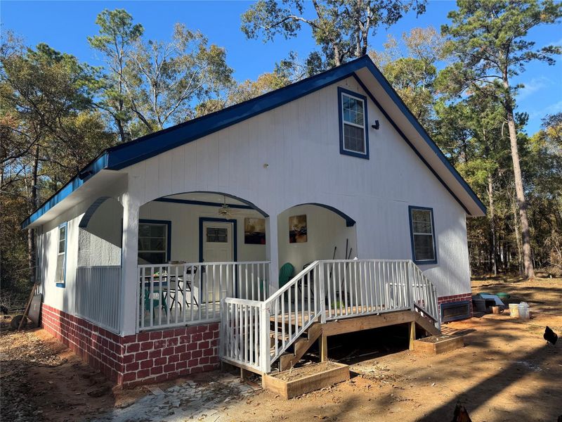 Exterior details and patio area of a home in , Livingston (Image 12).