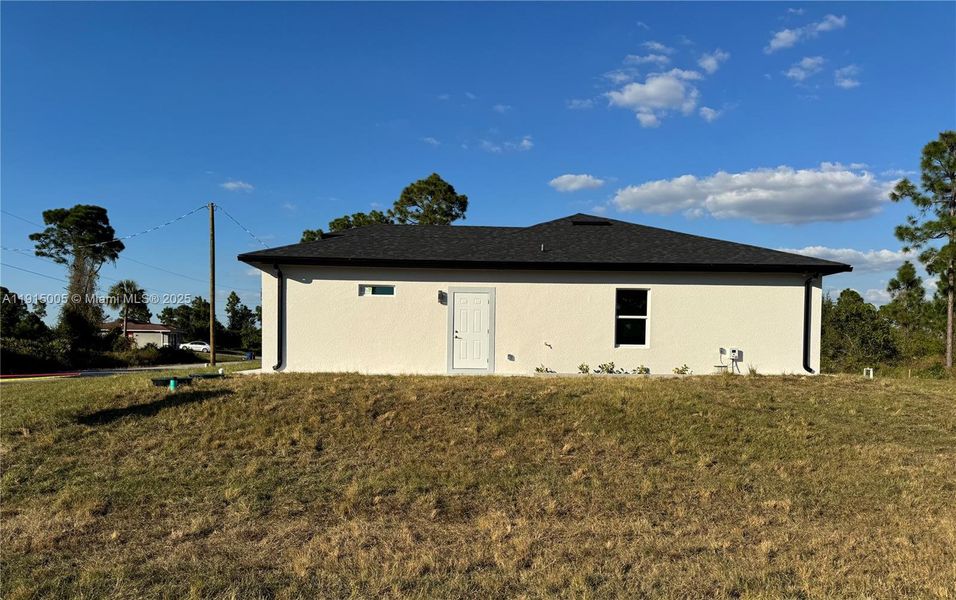 Exterior details and patio area of a home in , Lehigh Acres (Image 4).