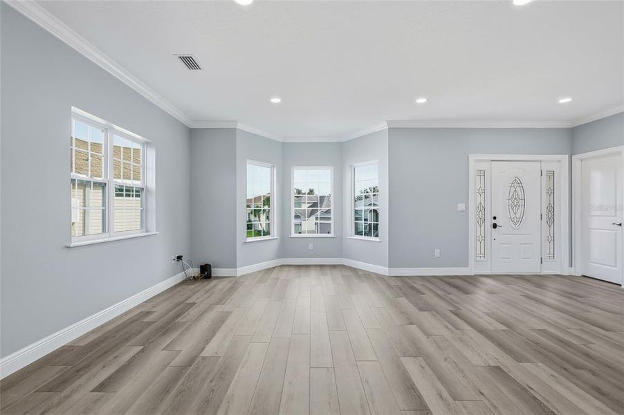 Spacious, unfurnished interior of a new home in , Tarpon Springs (Image 23).