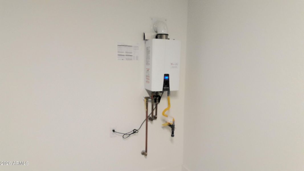 Tankless gas water heater