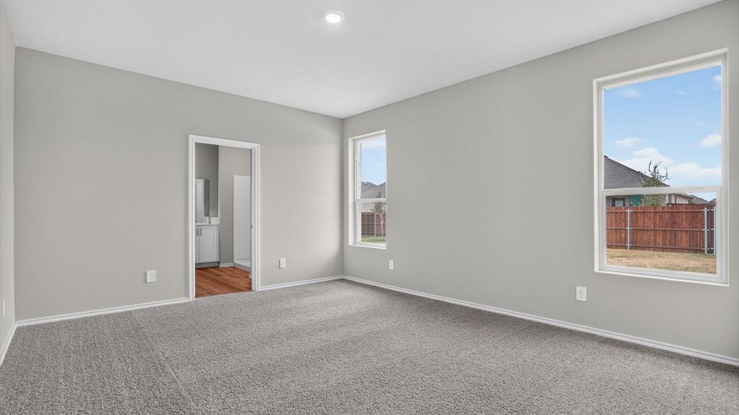 Spacious, unfurnished interior of a new home in Saratoga, Granbury (Image 19).