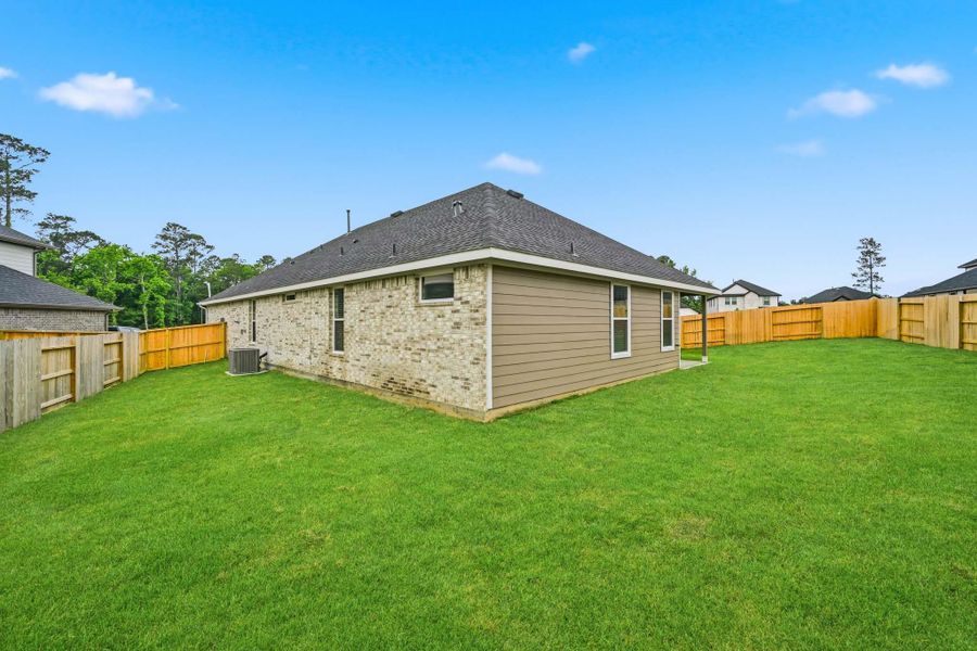 Exterior details and patio area of a home in Hills of Westlake, Conroe (Image 16).