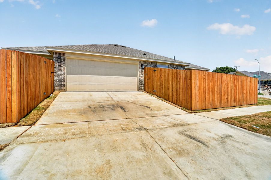 Exterior details and patio area of a home in Trail Creek, Cleburne (Image 31).