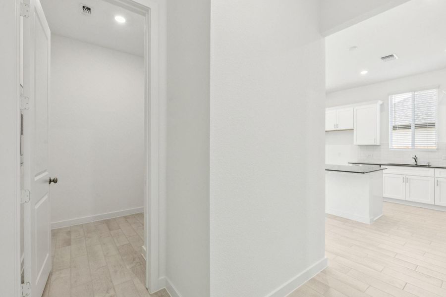 Spacious, unfurnished interior of a new home in Windcress, Baytown (Image 31).