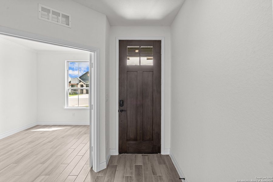 Spacious, unfurnished interior of a new home in Horizon Ridge, San Antonio (Image 12).
