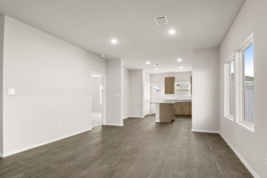Spacious, unfurnished interior of a new home in Harvest Ridge, Elgin (Image 25).