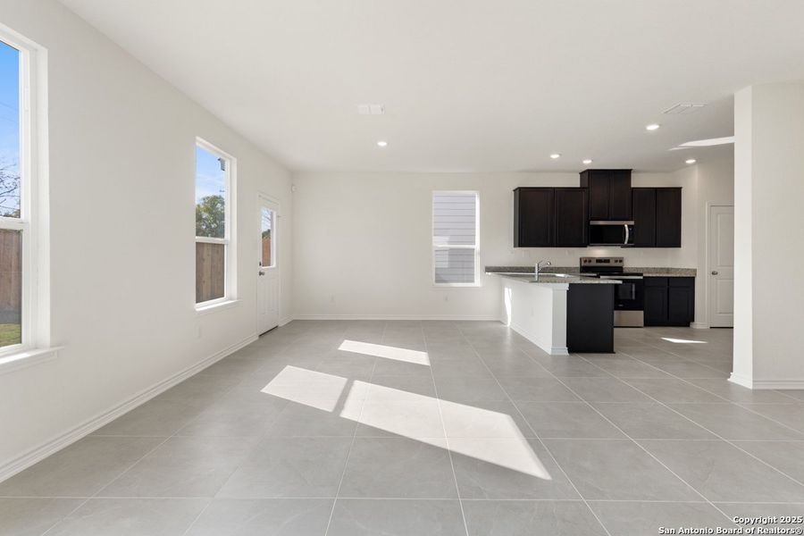 Spacious, unfurnished interior of a new home in Spanish Trails Villas, San Antonio (Image 9).